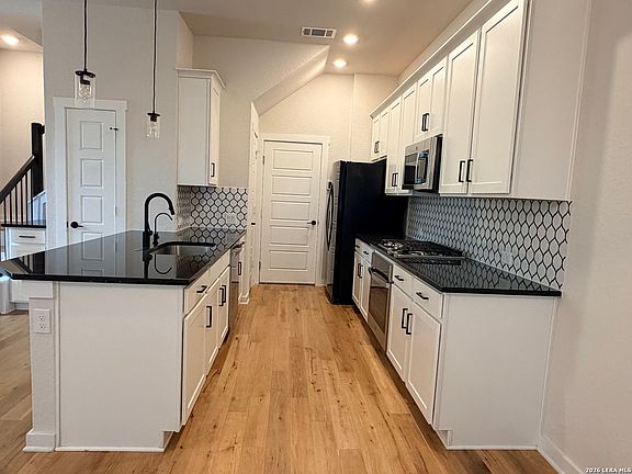 5th image of 5843 Whitby Rd Unit 1