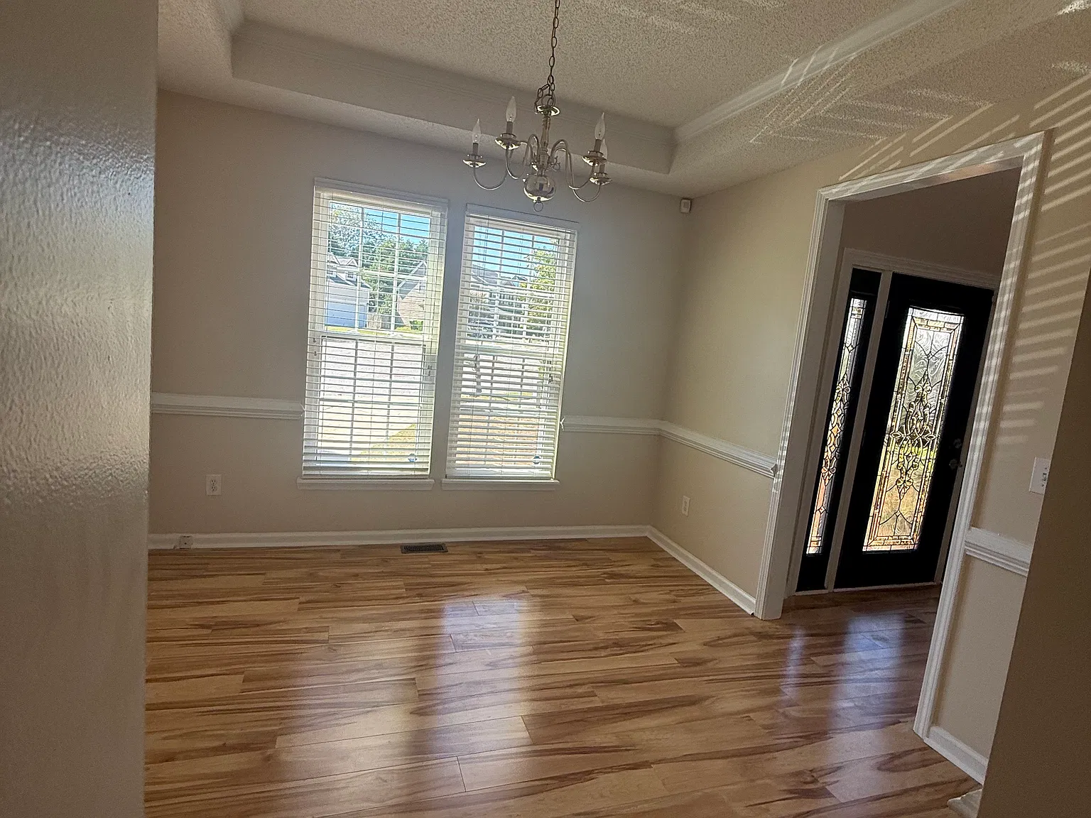 3 bed, 2.5 bath, 2028 sqft, $2,300 — Photo 3