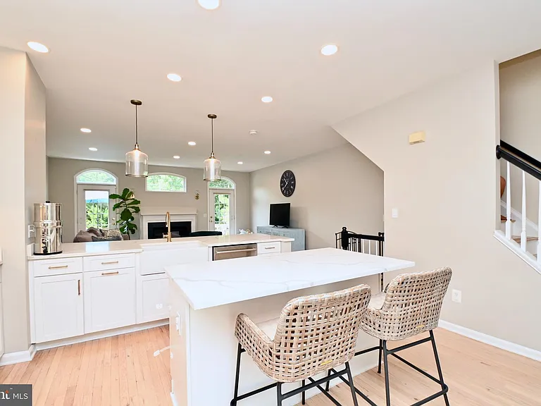 6915 Rolling Creek Way — Photo 8