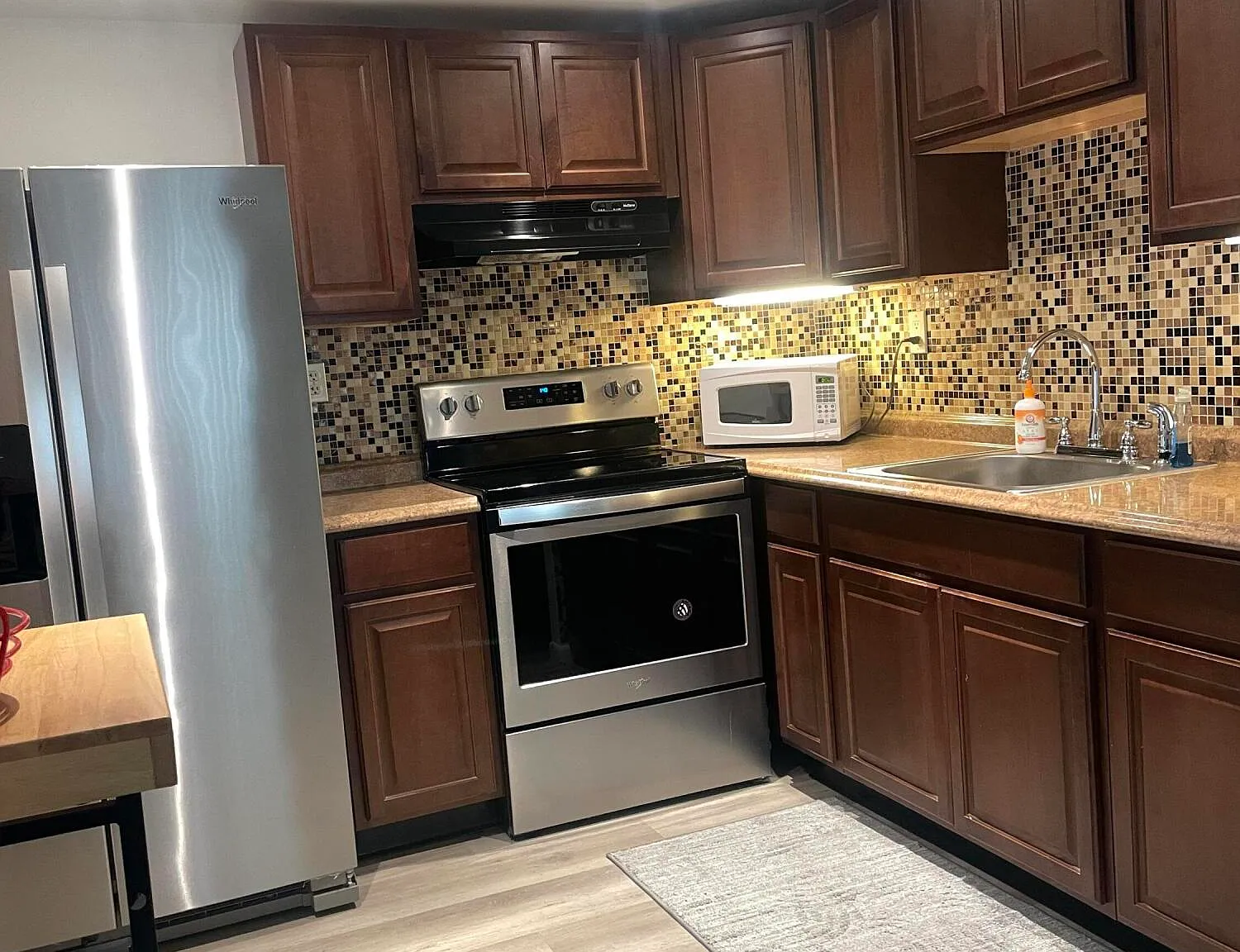 1 bed, 1.5 bath, 760 sqft, $1,600 — Photo 2