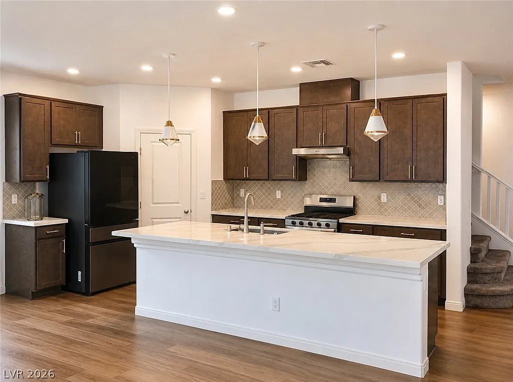 5 bed, 3.0 bath, 2475 sqft, $2,495 — Photo 2