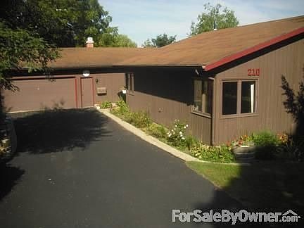 Front of House from Street : Located on a cul-de-sac at the end of North 2nd street, on the lake.