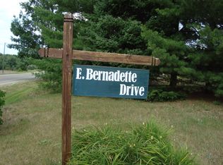 7877 E Bernadette Dr, Lake Leelanau, MI 49653