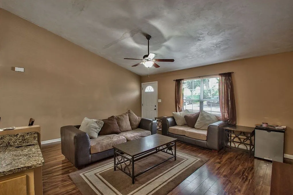 Spacious 3 Bedroom, 3 bath Townhouse! — Photo 4