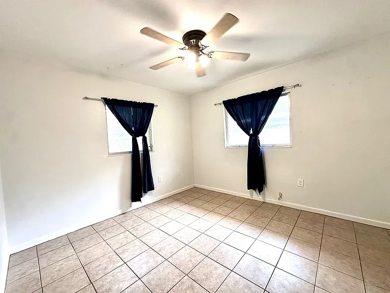 1727 Douglas Ave — Photo 7