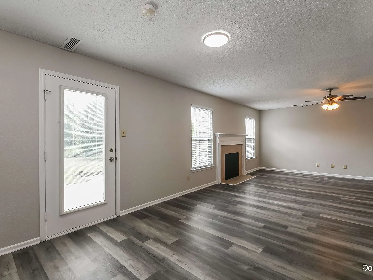 3 bed, 2.5 bath, 1516 sqft, $1,820 — Photo 4