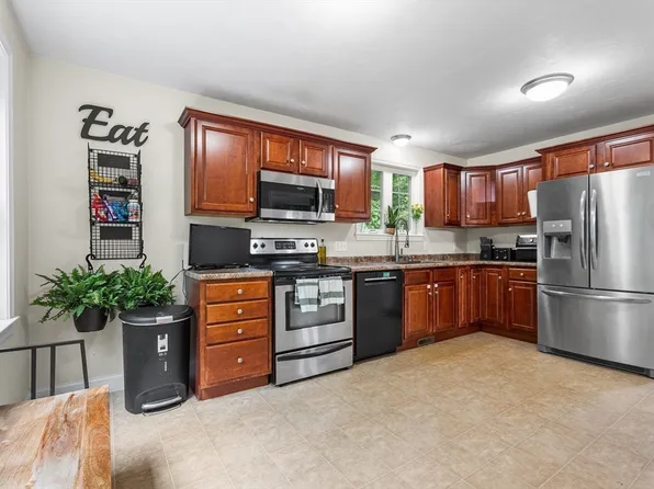 55 Edge Hill Dr, Bridgewater, MA 02324