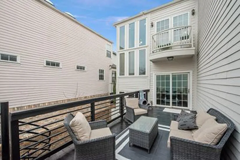 Luxury Executive Townhome — Photo 4