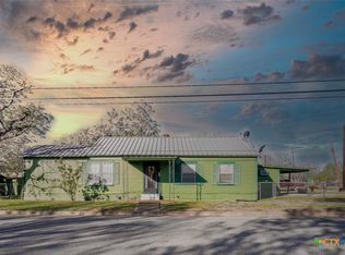 921 Robertson St, Gonzales, TX 78629