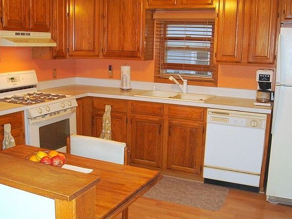 Oak Cabinets & Good Counter Space!