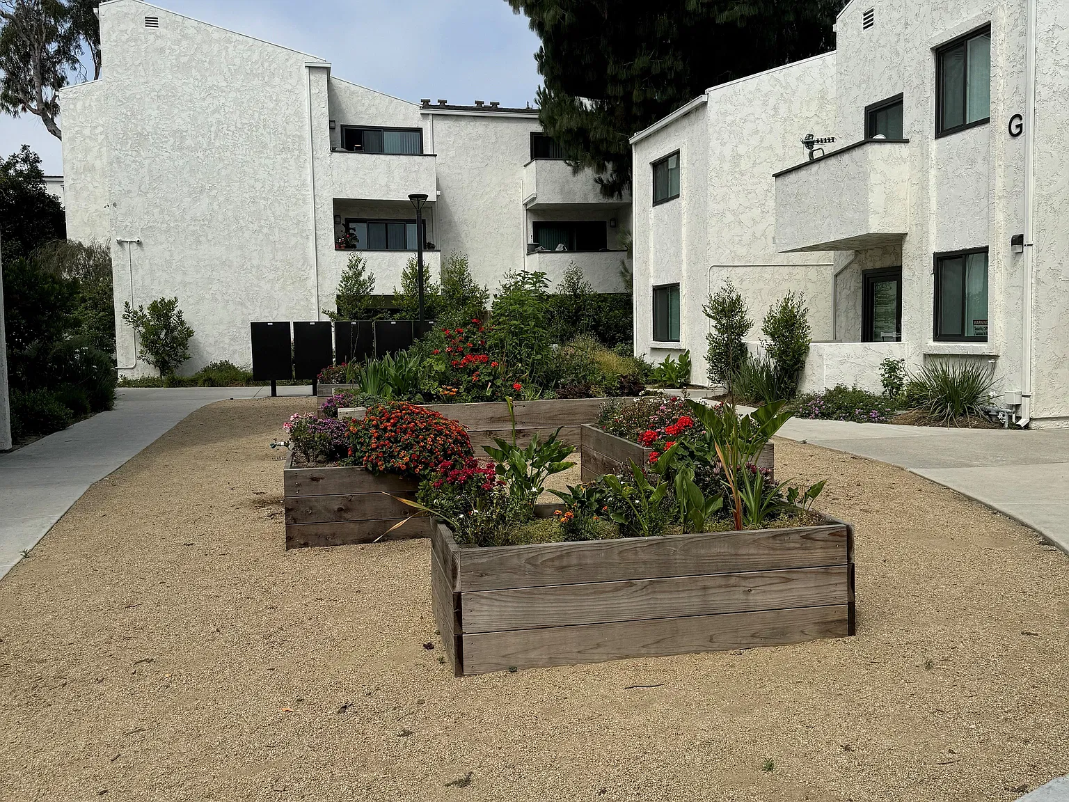 Woodman Arleta Apartments — Photo 1