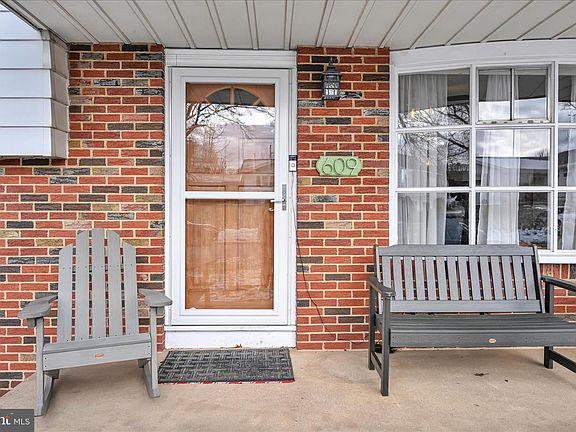 3rd image of 609 Hillcroft Ave
