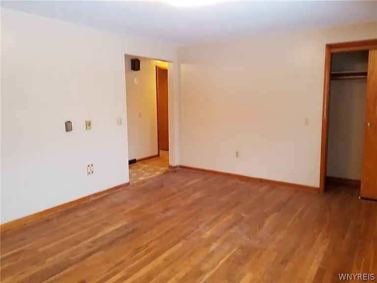 612 E State St — Photo 3