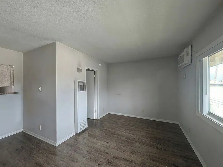 11936 Burbank Blvd — Photo 23
