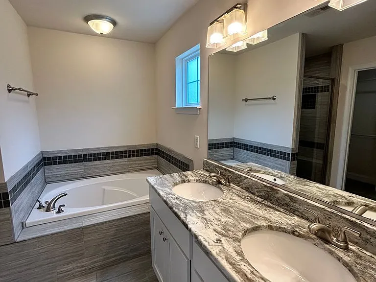 4901 Warwick Rd E — Photo 27