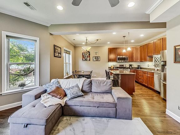 5th image of 1142 W Morse Ave APT 2W