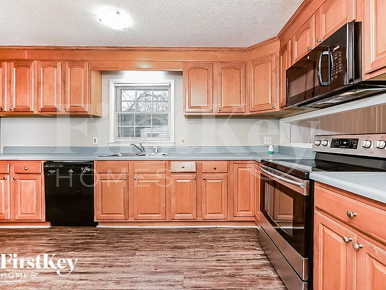 788 S Pine St NE — Photo 5