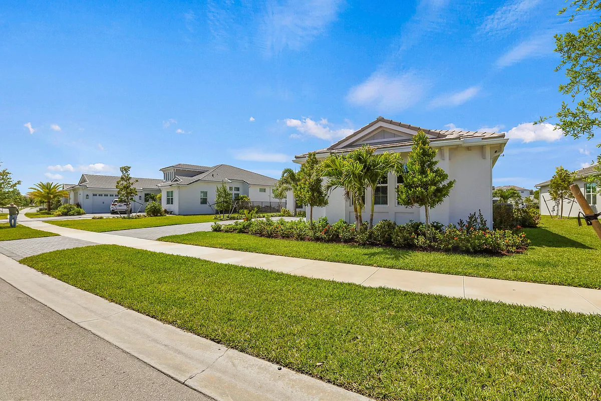Building Photo - 14823 Wildwood Cir