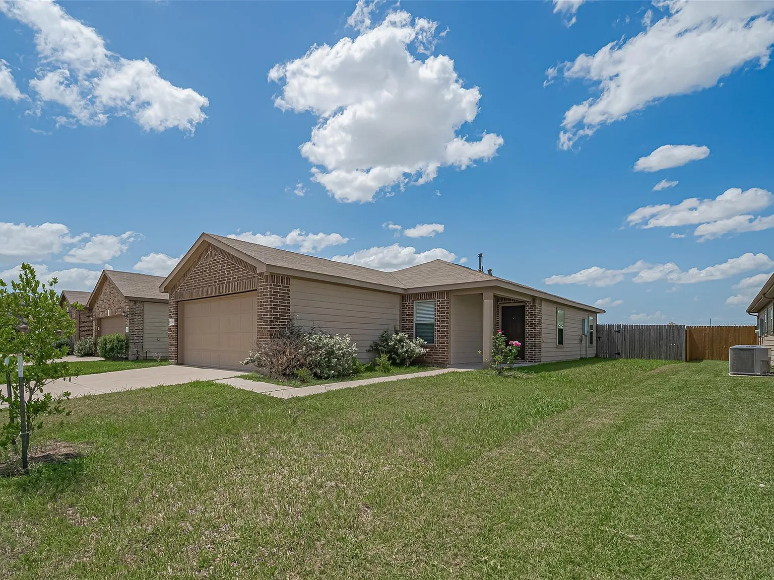 3 bed, 2.0 bath, 1459 sqft, $1,950 — Photo 2