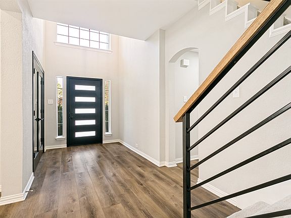 3rd image of 2811 Stonehurst Dr