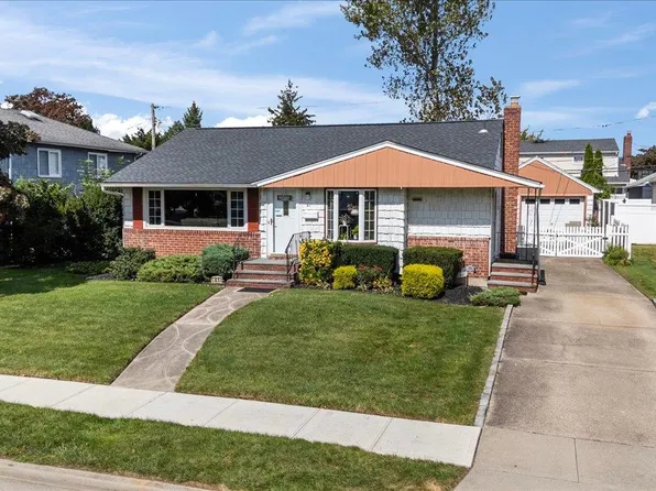 41 Cornell Lane, Hicksville, NY 11801