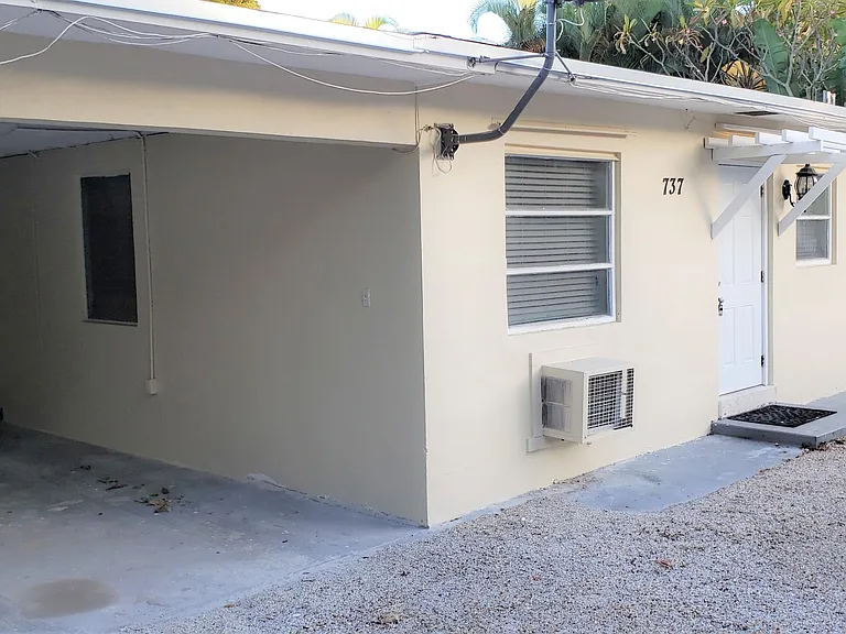 737 NE 16th Ave #4 — Photo 2