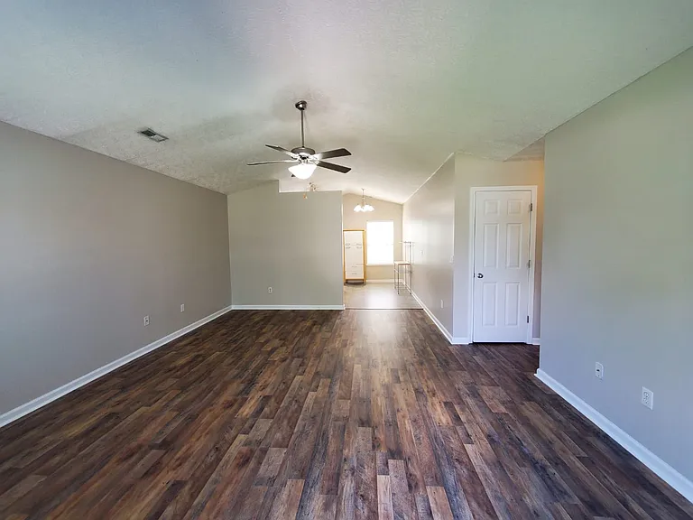 204 Lucille Dr — Photo 16