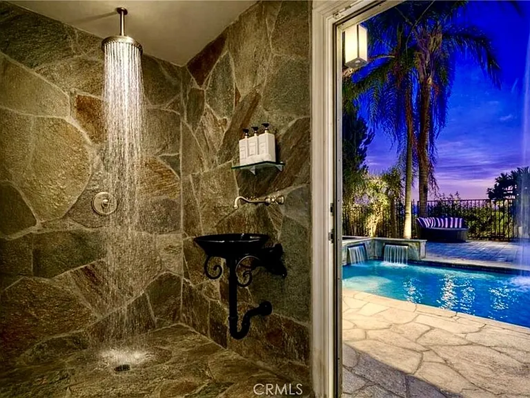 7218 Mulholland Dr — Photo 3