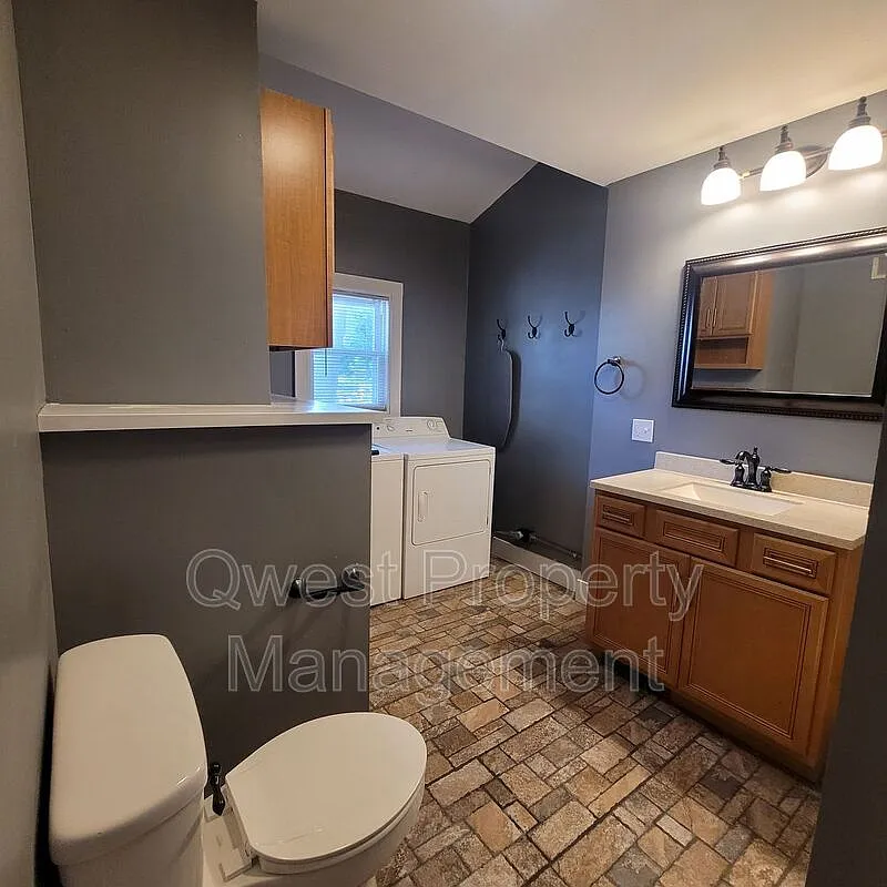 3 bed, 1.0 bath, 1200 sqft, $1,895 — Photo 3