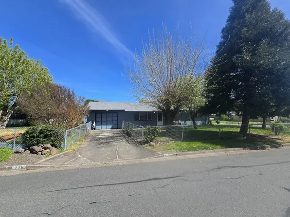 216 N De Anjou Ave, Eagle Point, OR 97524