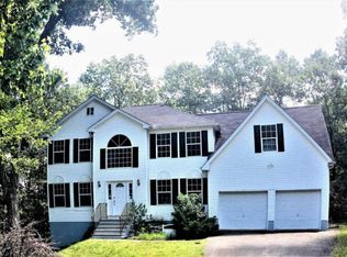 137 Falling Water Ct, Bushkill, PA 18324