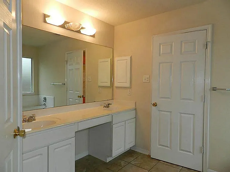 2322 Turnbury Elm Ct — Photo 7
