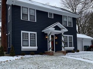 1048 Chesterfield Pkwy, East Lansing, MI 48823