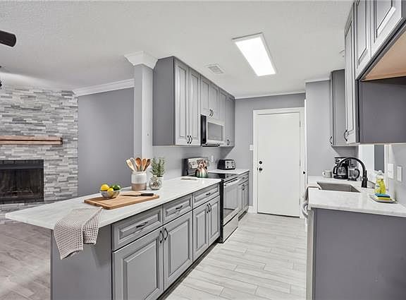 5th image of 323 River Point Dr
