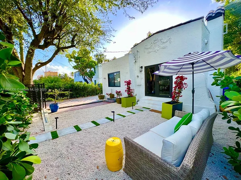 8280 NE 1st Pl — Photo 3