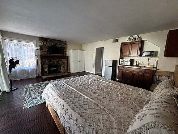 2nd image of 374 Cerro St