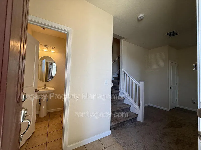 3 bed, 2.5 bath, 1315 sqft, $2,495 — Photo 2