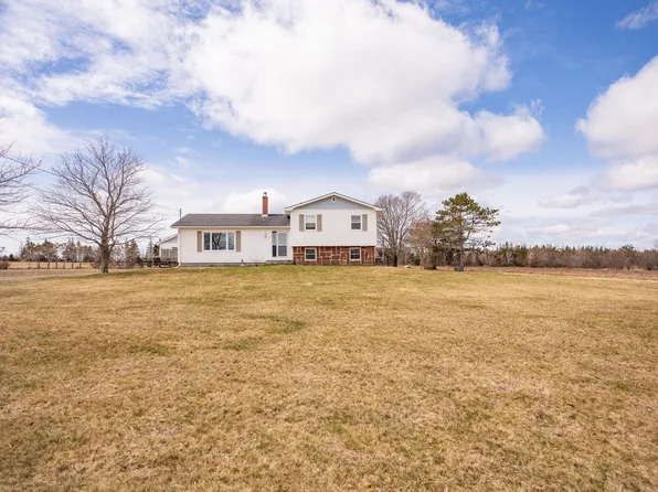 382 Robertson Rd, Saint George's Parish, PE C0A 1G0