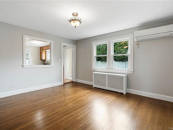 5th image of 69 Crestwood Ave