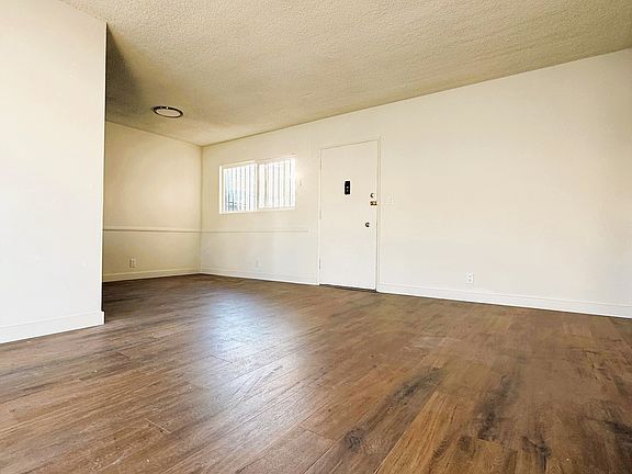 3rd image of 414 S Saint Andrews Pl #10