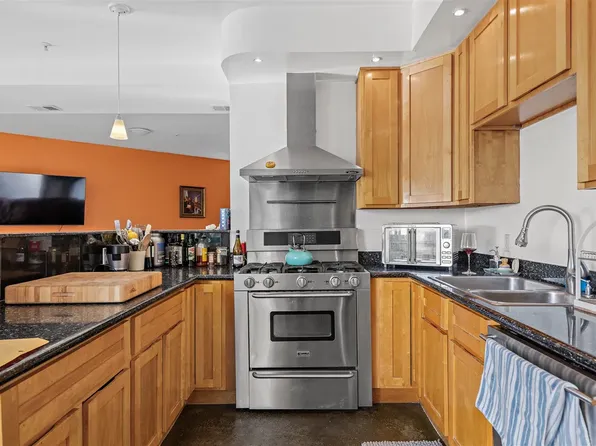 850 W Grand Ave APT 1, Oakland, CA 94607