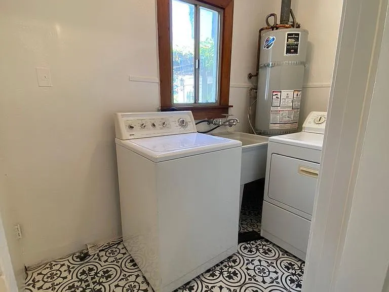 Utility room/back porch with washer/dryer hookups