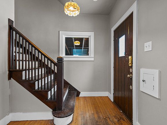 2nd image of 1014 Stuart St