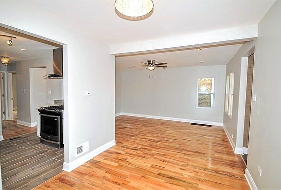 5th image of 7212 S Richmond St