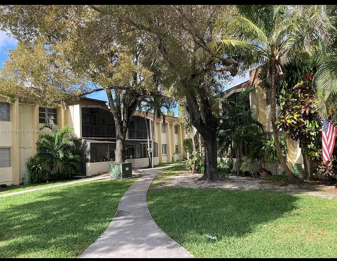 2 bed, 1000 sqft, $2,600 — Photo 1
