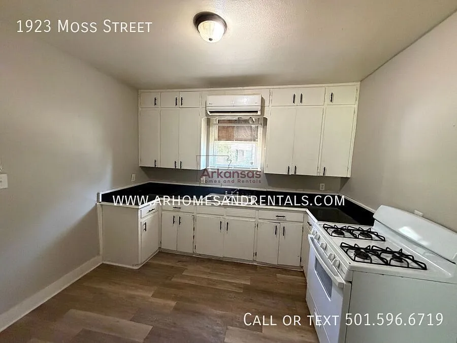 1923 Moss Street | 3 - Bedrooms | 1 - Bathroom ~ 1/2 Off Month's Rent — Photo 4