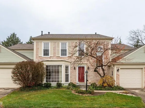 1335 Wagon Wheel Ln, Rochester, MI 48306