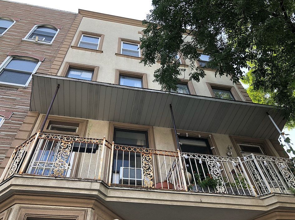 2nd image of 118 Huron St #1