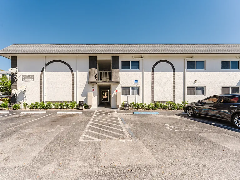 Oakland Park Villas — Photo 6