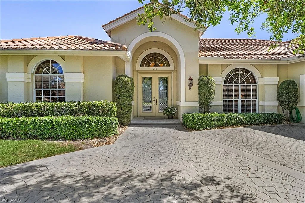 3 bed, 2.0 bath, 2428 sqft, $4,500 — Photo 2